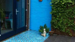 vrolijke blauwe kleuren met combinatie van keramsche tegels arduin look met blauwe mozaik stenen
